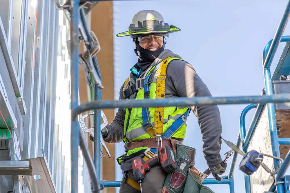 Un trabajador del craft sonriente usando el epp
